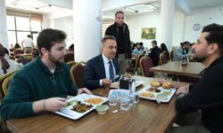 TOGÜ Rektörü Yılmaz, yemekhanede öğrencilerle bir araya geldi