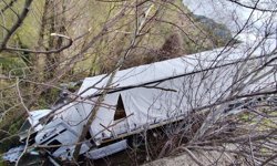 Tokat'ta büyükbaş hayvan taşıyan tır devrildi, 3 kişi yaralandı
