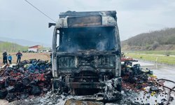 Tokat'ta seyir halindeyken alev alan çilek yüklü kamyon kullanılamaz hale geldi