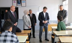 Vali Bakan'dan Gümüşhacıköy'de okul ziyareti