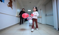 'Vazgeçme Gülümse' diyerek 23 Nisan'ı hastanede geçiren çocuklara bayram sevinci yaşattılar