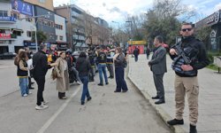 GAZETECİLERDEN POLİSLERE SÜRPRİZ