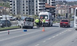 KEPEZ YOLUNDA KAZA, SÜRÜCÜ YARALANDI