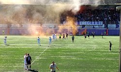 TRİBÜNDEN YABANCI MADDE ATILDI, BİR OYUNCU SAKATLANDI