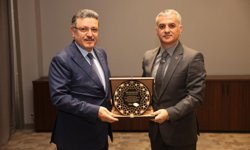 Yomra Belediye Başkanı Bıyık'tan Trabzon Büyükşehir Belediye Başkanı Genç'e plaket