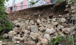 Amasya'da 5 katlı binanın istinat duvarı çöktü