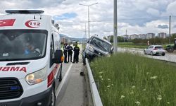 Amasya'da bariyerin üstüne çıkan hafif ticari araçtaki 2 kişi yaralandı