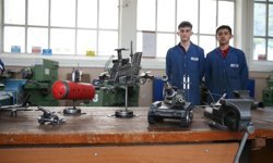 Atık metaller öğrencilerin elinde maket tanka ve helikoptere dönüşüyor