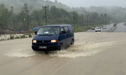 Bartın'da sağanak sonucu ev ve yolları su bastı