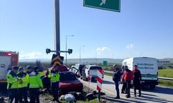 Bolu'da beton direğe çarpan otomobildeki karı koca öldü, kız çocuğu ağır yaralandı
