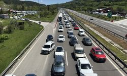 Bolu'da çocuklar, güler yüzleriyle bayram trafiğinde sıkışan tatilcilerin stresini azalttı