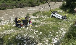 Bolu'da dere yatağına devrilen hafif ticari araçtaki anne ve 2 çocuğu yaralandı