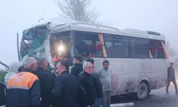 Bolu'da tanker ile yolcu minibüsünün çarpışması sonucu 3 kişi yaralandı