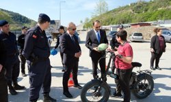 Bozkurt'ta Trafik Haftasında çocuklara kask hediye edildi