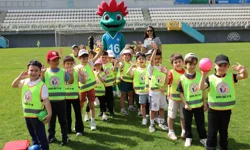 Bursa Nilüfer'de Spor Şenlikleri'nde sıra minik öğrencilerin