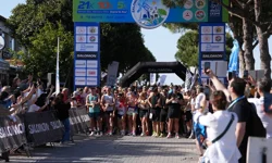 Çeşme'de rekor katılım... 43 ülkeden 3 bin 450 sporcu rüzgar eşliğinde koştu