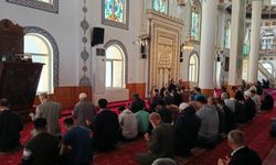 Çorum'da farklı ülkelerden öğrenciler ile görme engelliler camide buluştu