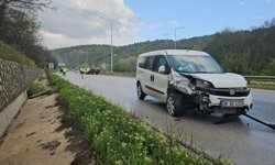 Çorum'da hafif ticari araçla çarpışan otomobildeki 3 kişi yaralandı