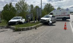 Çorum'da iki otomobilin çarpıştığı kazada 2 kişi yaralandı