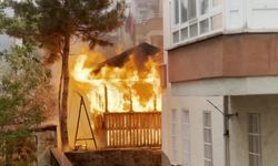 Çorum'da kameriyede çıkan yangın park halindeki 2 araçta hasara neden oldu