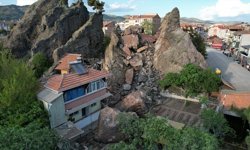 Çorum'da kayalıklardan kopan parçalar bir iş yeri ve 2 eve zarar verdi