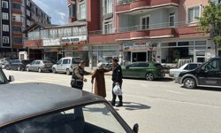 Çorum'da polis memuru, yürüme zorluğu çeken yaşlı kadının market alışverişine yardım etti