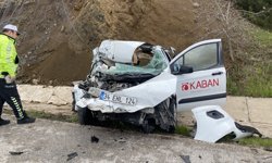 Çorum'da tırla çarpışan hafif ticari araçtaki 2 kişi yaralandı