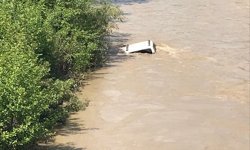 Düzce'de dereye devrilen otomobilin sürücüsü yaralandı