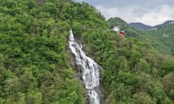 Giresun'da 190 metre yükseklikten tahliye edilen suyun oluşturduğu şelale ilgi görüyor