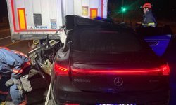 Giresun'da tıra çarpan otomobilin sürücüsü öldü