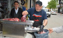 Havza'da kasap ve şarküterilerde kıyma mesaisi devam ediyor