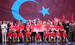 İstanbul AKM kırmızı-beyaza büründü