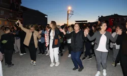 İzmir Çiğli'de binlerce kişi baharın renklerinde buluştu