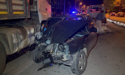 Karabük'te park halindeki tıra çarpan otomobilin sürücüsü yaralandı