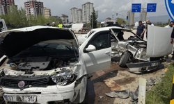 Kastamonu'da iki otomobilin çarpıştığı kazada 8 kişi yaralandı
