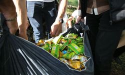 Kastamonu'da vatandaşlar arife günü mezarlıkta çocuklara ikramda bulunuyor