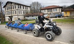 Köydeki çocuklar muhtarın yaptığı 'bidon tren' ile eğleniyor