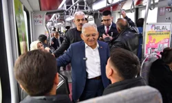 Memduh Büyükkılıç'tan tramvay yolculuğu