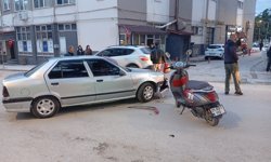 Merzifon'da otomobille çarpışan motosikletin sürücüsü yaralandı