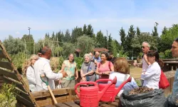 Organik atıklar komposta dönüşüyor... İzmir'de bahçede dönüşüm başladı