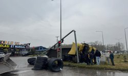 Samsun'da devrilen tırın sürücüsü yaralandı