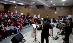 Samsun'da yurtta kalan kız öğrencilere askeri bando konser verdi