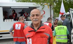 Selden etkilenen Havza'da Türk Kızılay görevlilerle selzedelere sıcak yemek dağıtıyor
