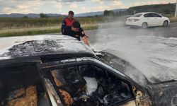 Sinop'ta seyir halindeyken yangın çıkan otomobil kullanılamaz hale geldi