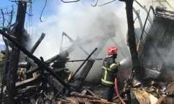Suluova'da yangın çıkan odunluk kullanılamaz hale geldi