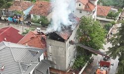 Taşova'da evin çatısında çıkan yangında maddi hasar oluştu