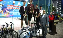 Tenis şampiyonları ödüllerini aldı