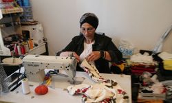 Tokatlı ev kadını üzerinde el baskısı bulunan giyecek ile süs eşyaları tasarlıyor