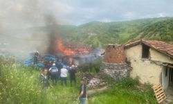 Tokat'ta çıkan yangında 2 katlı ahşap ev kullanılmaz hale geldi
