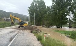 Tokat'ta Zile-Turhal kara yolu derenin taşması sonucu trafiğe kapandı